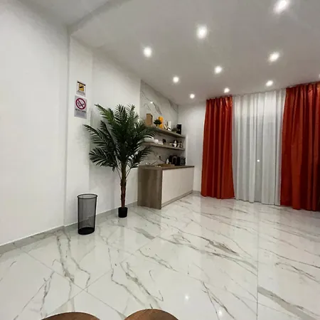 לינה וארוחת בוקר Savior Deluxe 3*