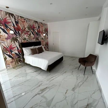 Savior Deluxe نابولي